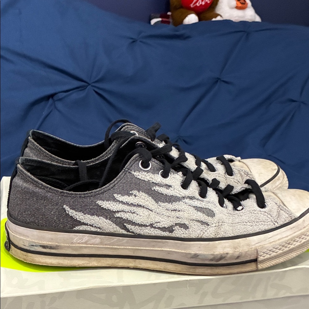 Converse flames low